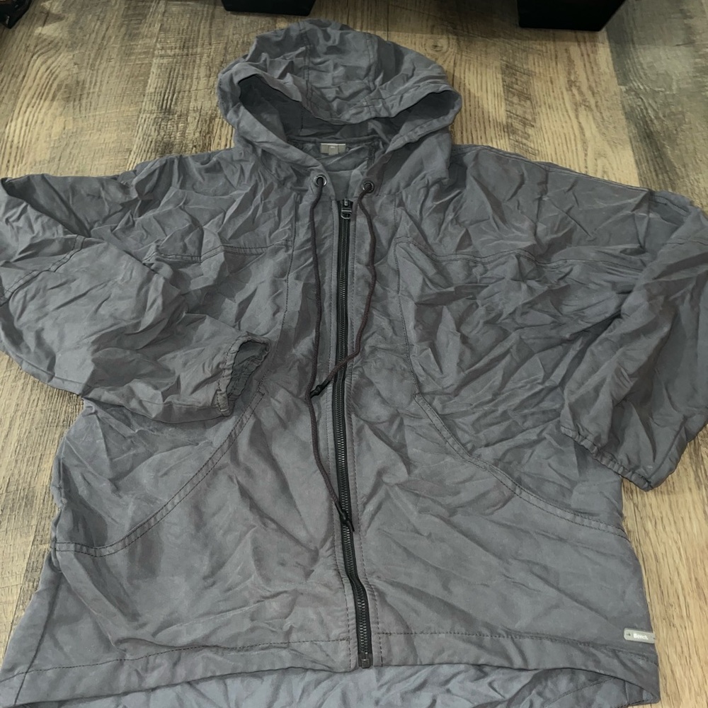 Grey lightweight zip up from buckle